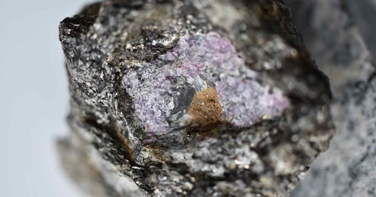 科学家在格陵兰岛红宝石样本含有的石墨中，发现25亿年前的古代生命痕迹。