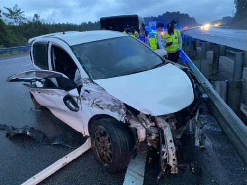 死者驾驶的白色国产迈薇轿车，疑失控撞向路中的防撞栏杆，导致死者当场毙命。