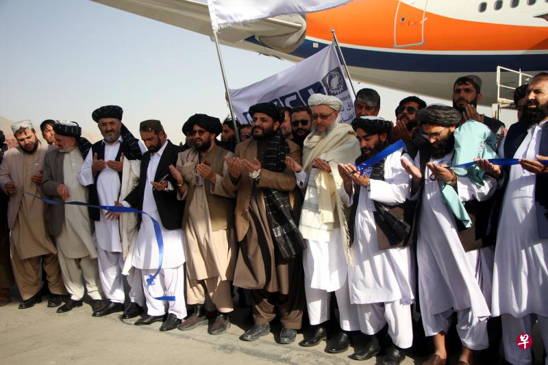 阿富汗官员当在喀布尔机场举行剪彩仪式，为运送松子的包机送行。