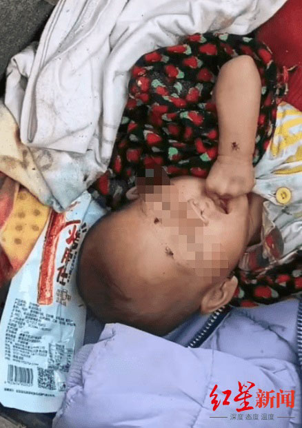 网传视频显示，女婴躺在杂物中，有苍蝇在脸上爬行。
