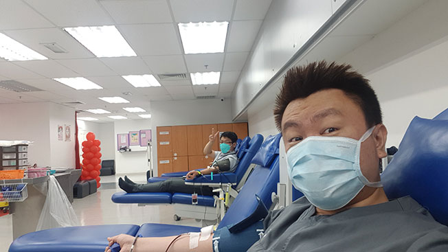 得悉疫情期间，捐血者非常少，马大肾脏科医生颜在聪（右）和周长川（左）在百忙中抽空捐血。