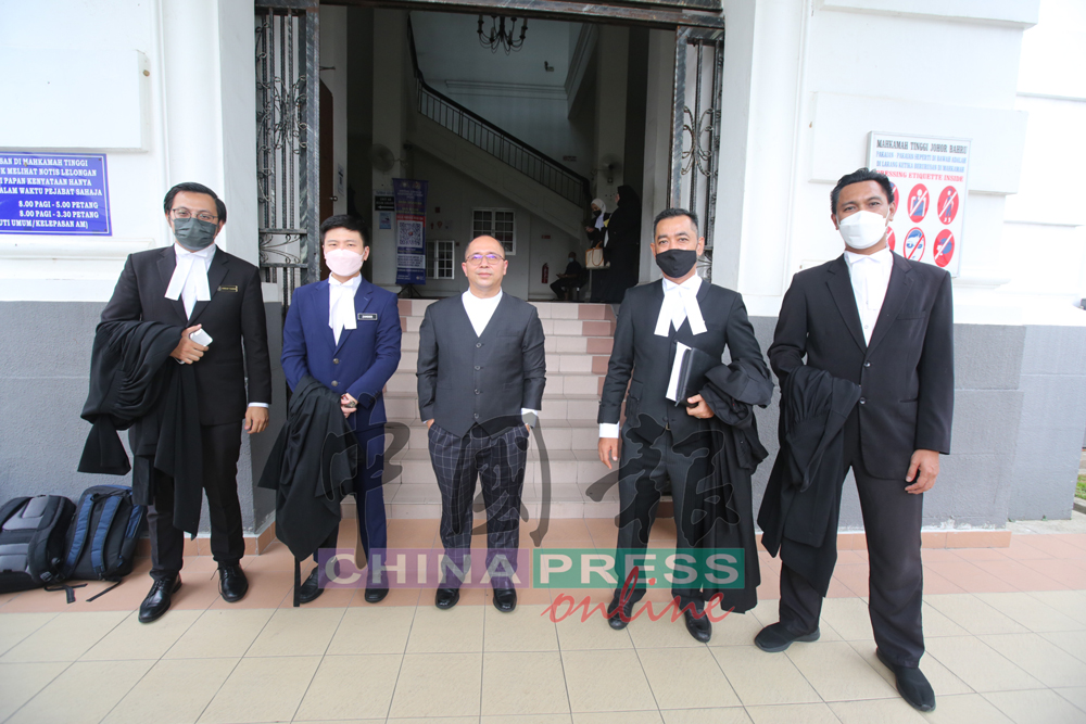 万沙哈鲁丁（中）率领反贪会的5人主控团队，显示对案件的重视。