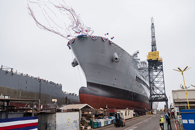 以美国已故同志人权领袖米尔克命名的美国海军油料补给舰“米尔克号”，上周六举行下水典礼。（法新社）