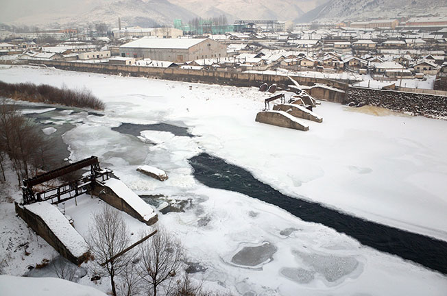 中国吉林省长白朝鲜族自治县，隔着鸭绿江与朝鲜相望。