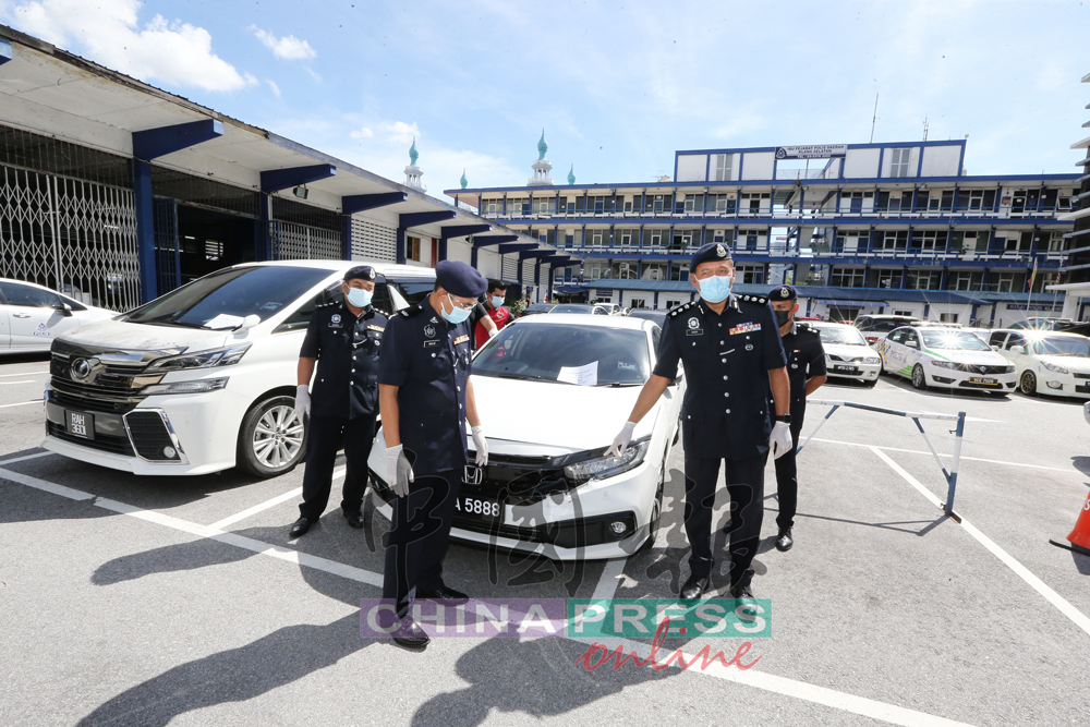 警方起回报失的丰田VellFire休旅车和本田思域轿车，前排右为三苏阿马。