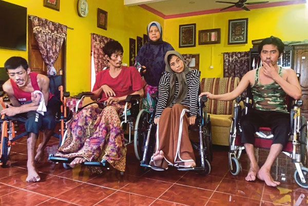 苦命单亲妈妈罗莎娜妮沙烈，4名孩子因神经系统问题而全身瘫痪。