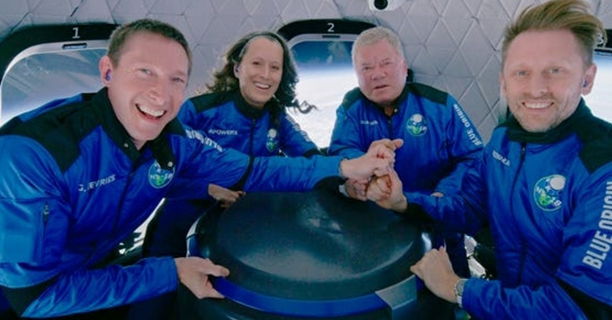 “藍色起源”太空船內的4人，（左起）弗裏斯、鮑爾斯、夏特納和博水森。