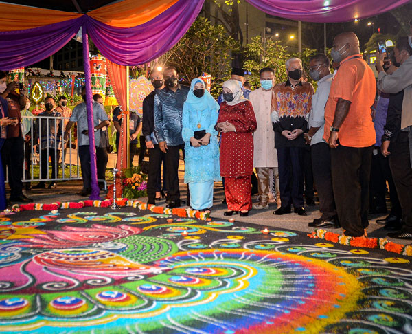 出席者们在观看印度米绘图腾；左2起为沙拉瓦南、慕海妮再纳阿比丁、南希苏克里、威尼斯瓦兰和依斯迈沙比里。