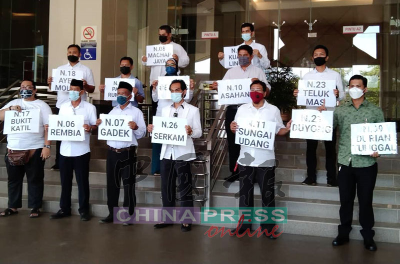 13名独立候选人签署法定声明。