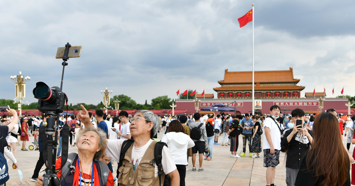 大批遊客在天安門廣場遊覽拍照。（新華社）