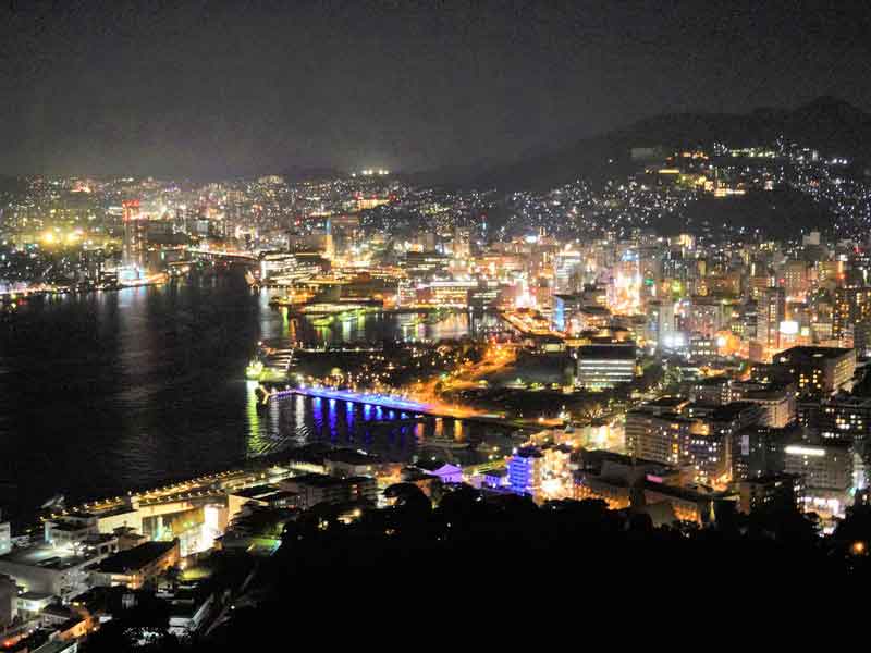长崎市获选为世界三大夜景。图为从长崎市锅冠山公园展望台眺望的夜景。（中央社）