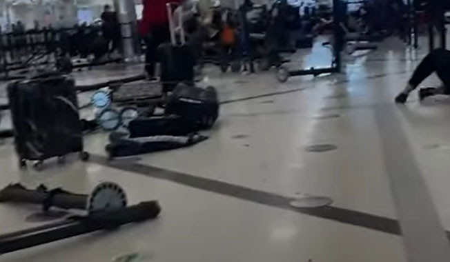 阿特兰大机场主要安检区在枪响传出后的凌乱场面。