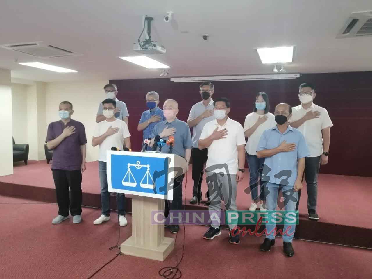 魏家祥（前排左3）带领马华领袖与候选人感谢选民的支持。