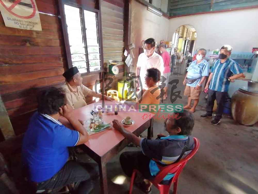 林万锋（站者左），一早便到吉里望乡间茶室与选民共进早餐和交流。