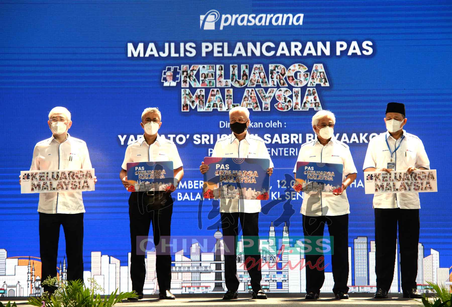 依斯迈沙比里(中)推介“大马一家车票”,左起为魏家祥、东姑扎夫鲁、贾马鲁丁和沙希淡卡欣。