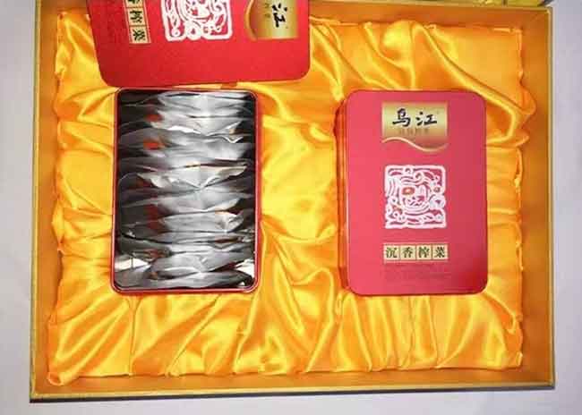 乌江涪陵榨菜5年沈香礼盒内分为两个精美铁盒包装，与茶叶礼盒极为相似。