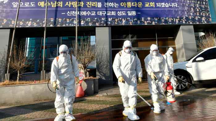 去年，韩国大邱新天地教会教堂爆发疫情后，卫生防疫部门在教堂范围消毒。
