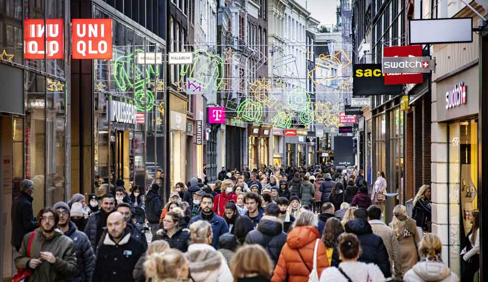 荷兰阿姆斯特丹的商家在黑色星期五前夕展开促销活动，吸引民众外出购物。（欧新社）