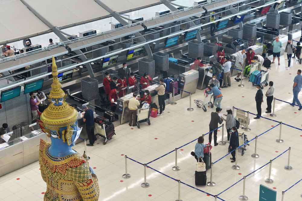 旅客在泰国曼谷素万那普机场办理乘机手续。（新华社）