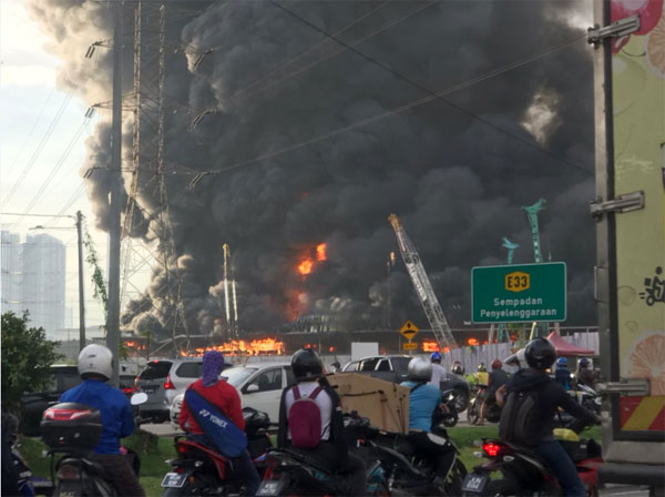民众纷纷拍下照片及视频上传网络，有者更称听见数次爆炸声响。