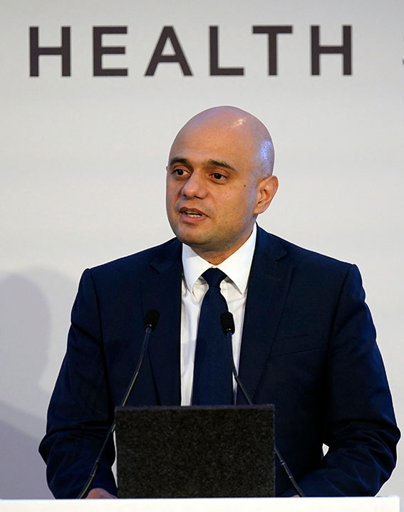 英国卫生部长贾维德25日在伦敦发言。（法新社）