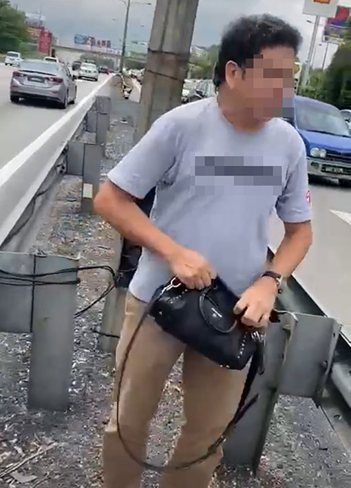 男子抢走女子的手提袋，以此要胁对方一同到警局报案。