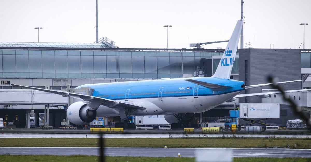一架从南非约翰内斯堡抵达荷兰阿姆斯特丹斯希普霍尔机场的飞机，27日停在停机坪。希普霍尔机场当局表示，有61名乘客乘坐两趟从南非起飞的航班抵达后，被检测出冠状病毒呈阳性。（欧新社）
 