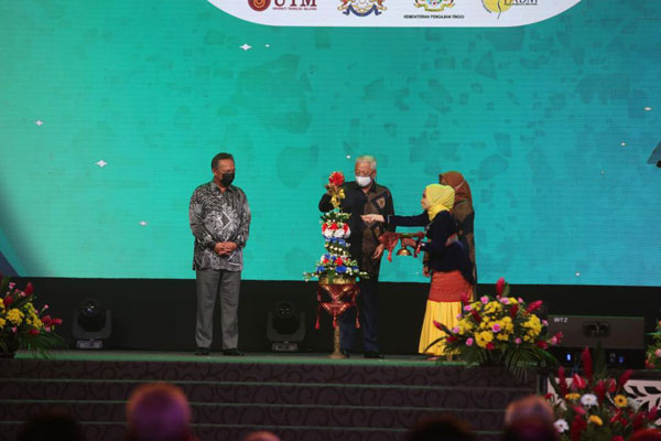 依斯迈沙比里为2021年首相杯国语演讲比赛主持开幕仪式。