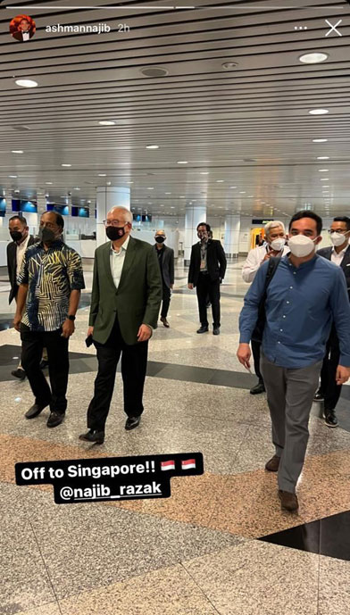 纳吉（左2）身在吉隆坡国际机场。