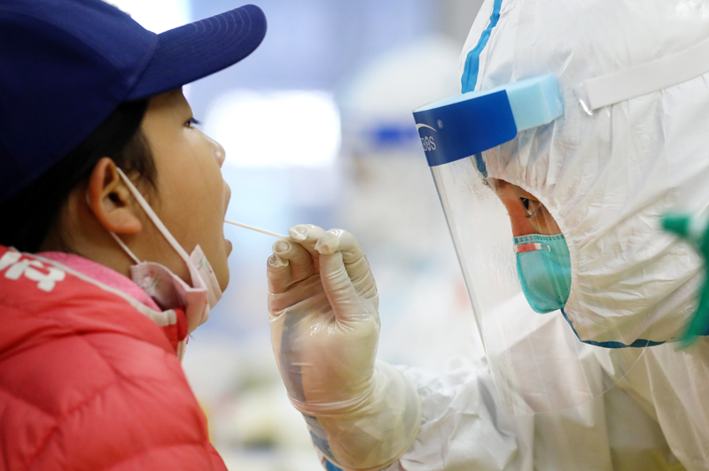 11月17日，医护人员为大连市玉华社区居民进行核酸检测采样。 