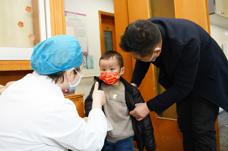 11月24日，青海省人民医院医务人员，为完成接种的儿童点赞。 
