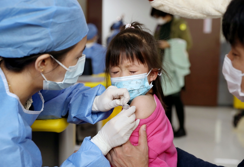 11月20日，在上海市徐汇区三江路接种点，一名4岁小朋友在接种新冠疫苗。 