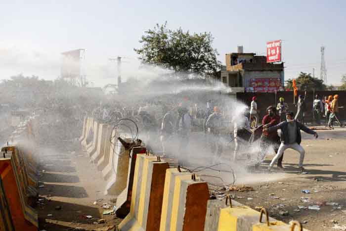 来自哈里亚纳州的农民游行前往德里抗议，在边界被警方用水柱驱赶。