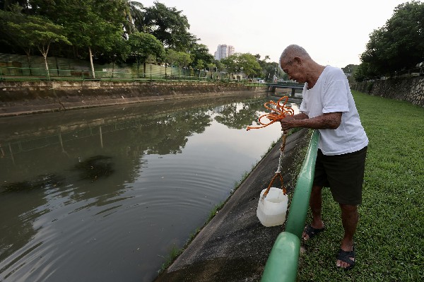 86岁廖吉地认为大水沟里的水比较有养分，因此几乎天天到大沟渠挑水灌溉蔬菜。