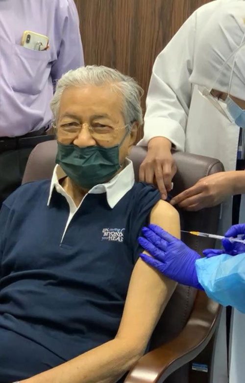 马哈迪接种新冠疫苗加强剂时，神情轻松。
