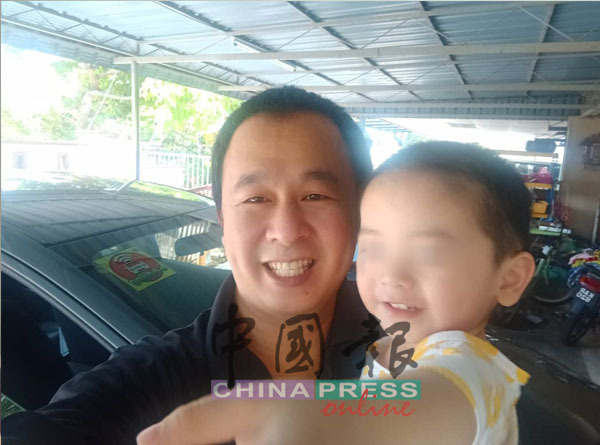 叶曹川与2岁儿子的合照，他另育有10岁及5岁儿女。