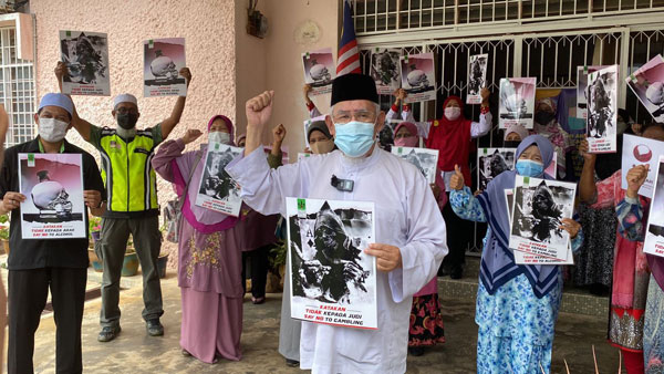 阿兹米阿都哈密和马来西亚穆斯林组织协会吉打分会成员，高喊“大马人，拒绝酒和赌博”。