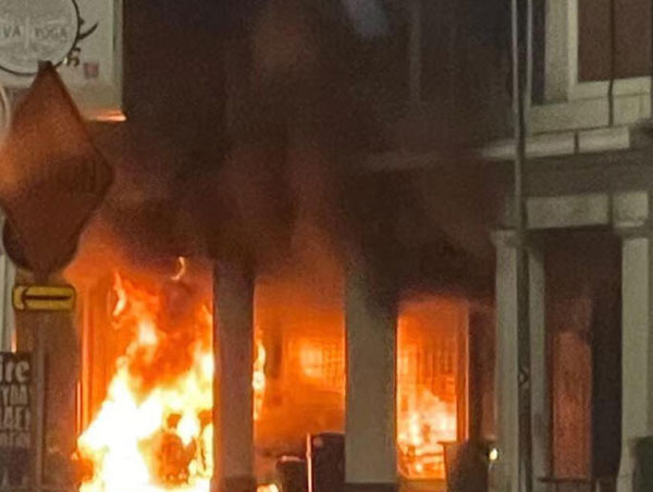 宝马撞入店屋后，起火狂烧。（档案照） 