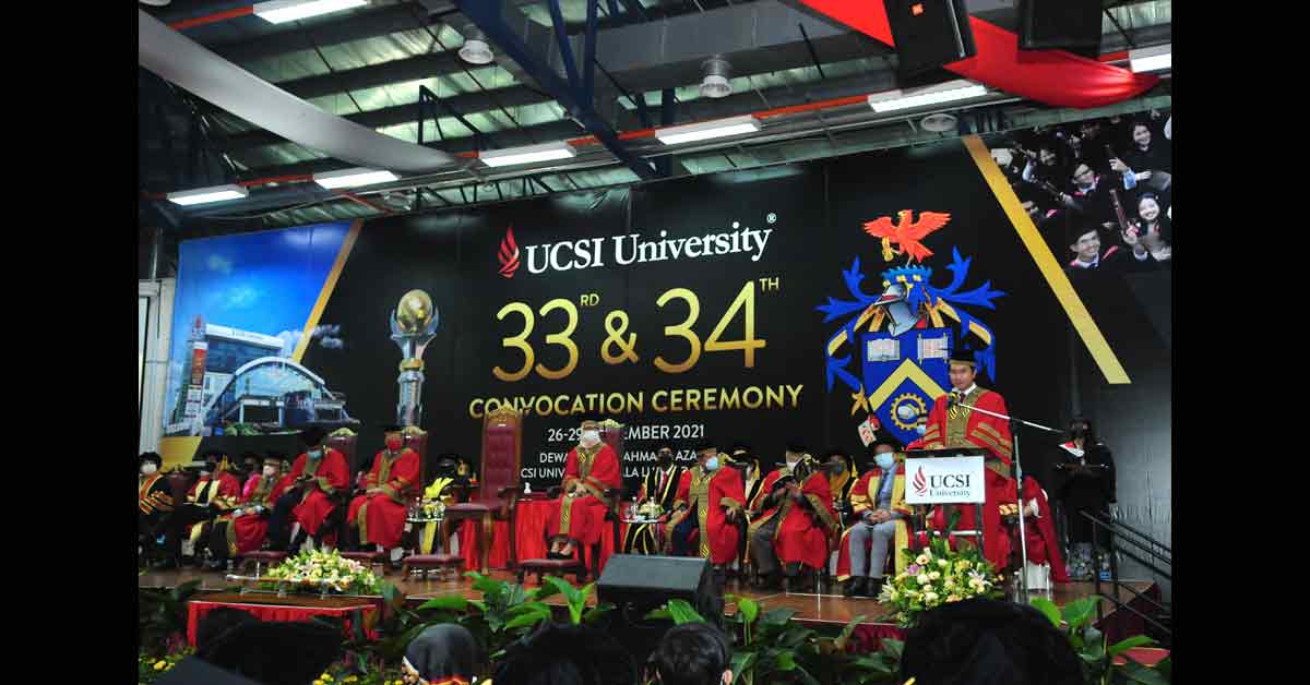 UCSI大学名誉署理校长东姑再因阿比丁（右），在毕业典礼上致辞；前排坐者右起为西蒂哈米莎和UCSI集团创办人兼主席拿督黄传发。
 