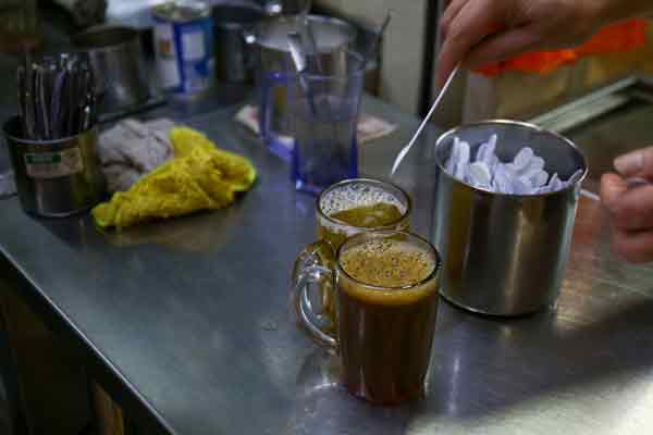 由于铁汤匙频频不见，忠邦小贩中心有茶水摊只好换成一次性的塑料搅拌棒。