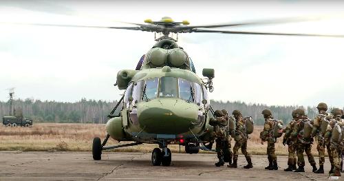 俄罗斯和白罗斯伞兵12日在白罗斯毗邻波兰的边界登上军用直升机。（美联社）