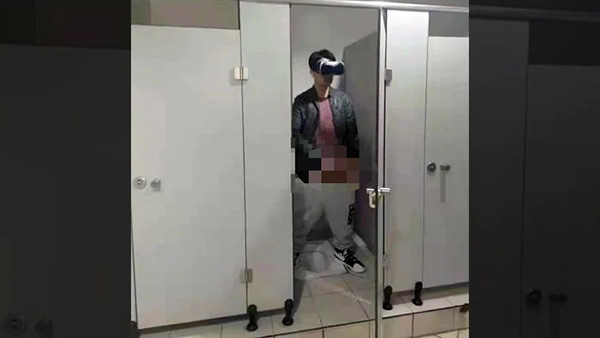 男大生没留意到门没关好，直接在厕所手淫被拍下疯传。