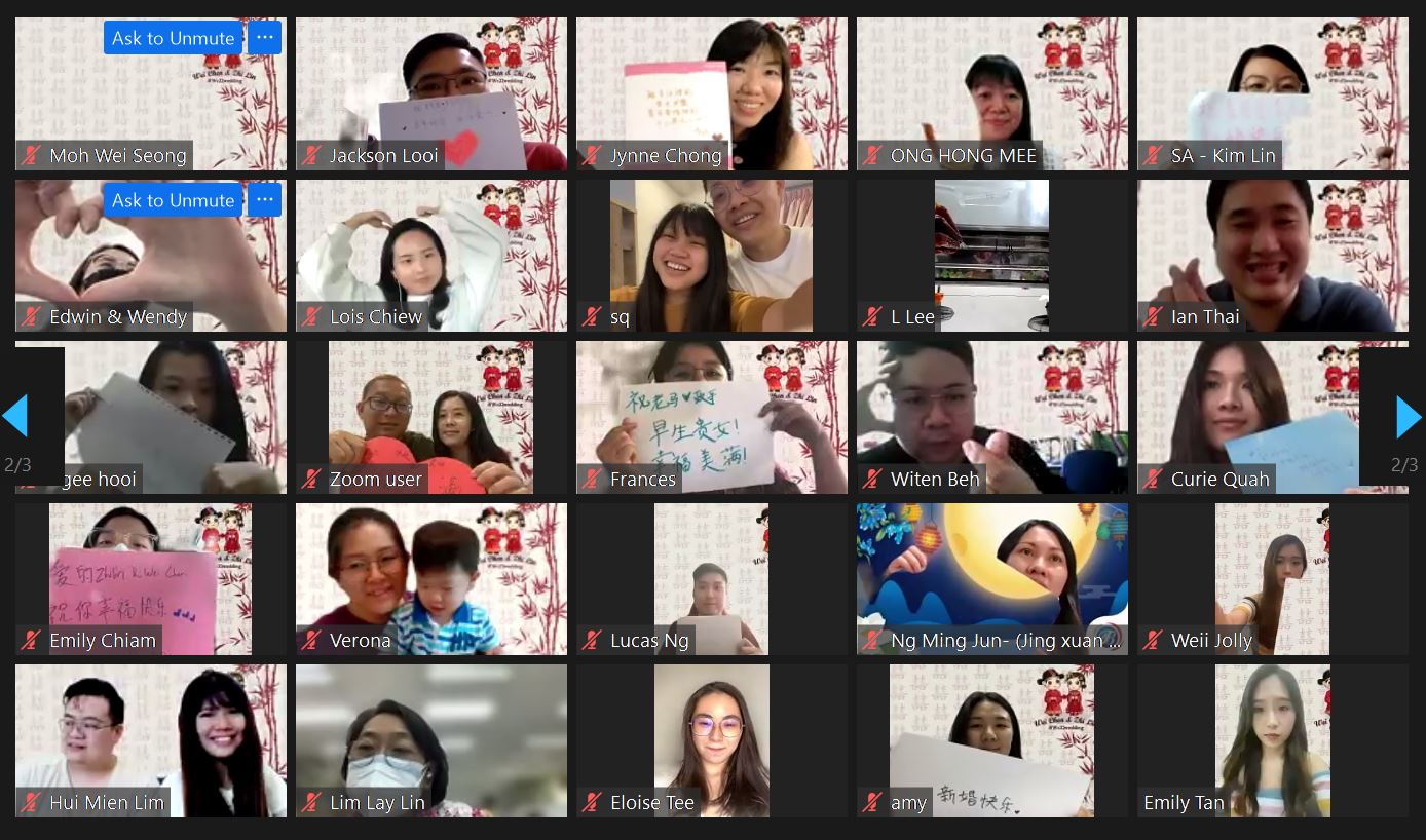 75名来自国内外的亲友，手持写上祝福语的卡片，通过Zoom直播向新人献上祝福。