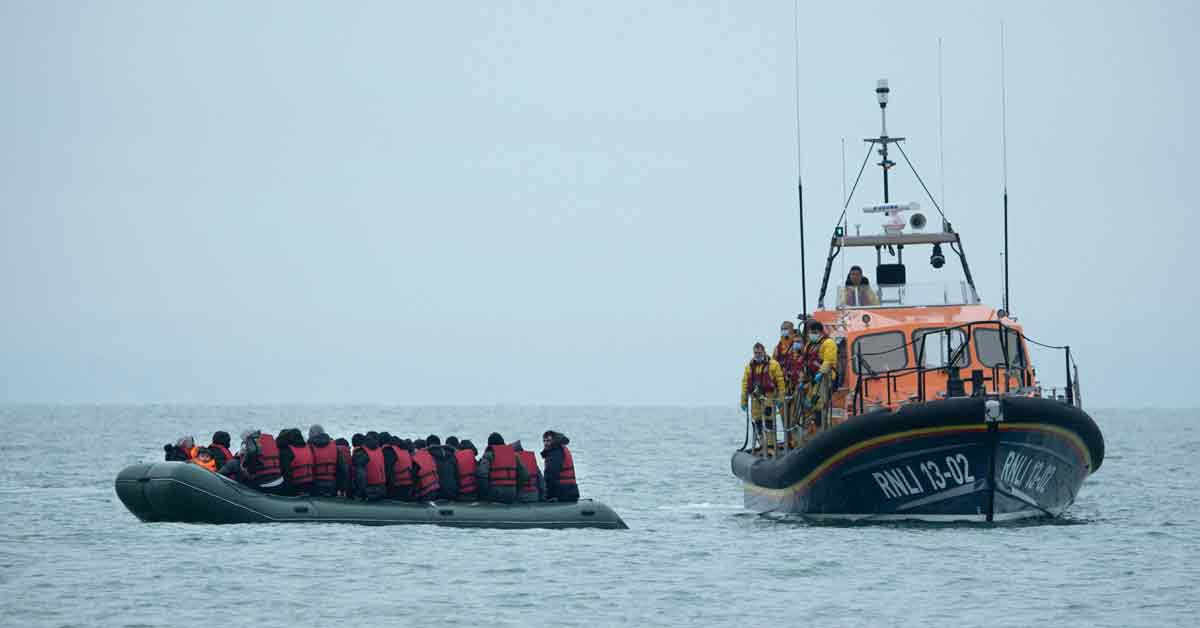 英国皇家全国救生艇协会成员周三在英格兰东南海岸邓杰内外海救起移民。 （法新社）