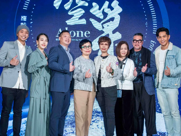 电影《空巢Alone》主演，右起为祖雄、黄仲昆、林秀玲、导演周学立；左起为叶周权及蔡诗羽。