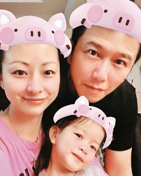 温兆伦在2013年与比自己小20年的中国女星赵庭结婚，婚后育有一女。