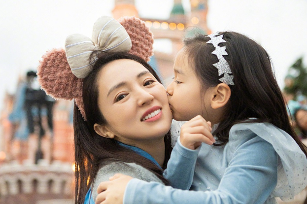 单亲妈妈董璇很疼爱女儿，10月底才在微博分享亲子出游照。