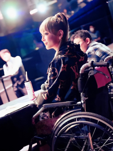 滨崎步就算坐着轮椅也坚持继续工作。图／摘自日刊体育