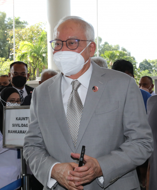 纳吉抵达法庭，准备为案件出庭。