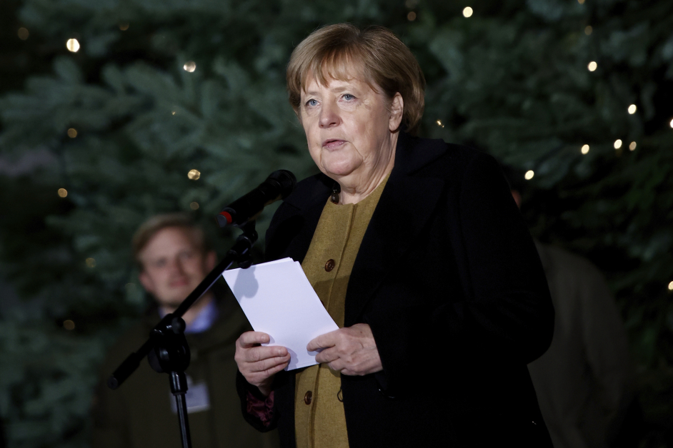 德国看守总理默克尔24日在联邦总理府移交圣诞树时发表讲话。（美联社）